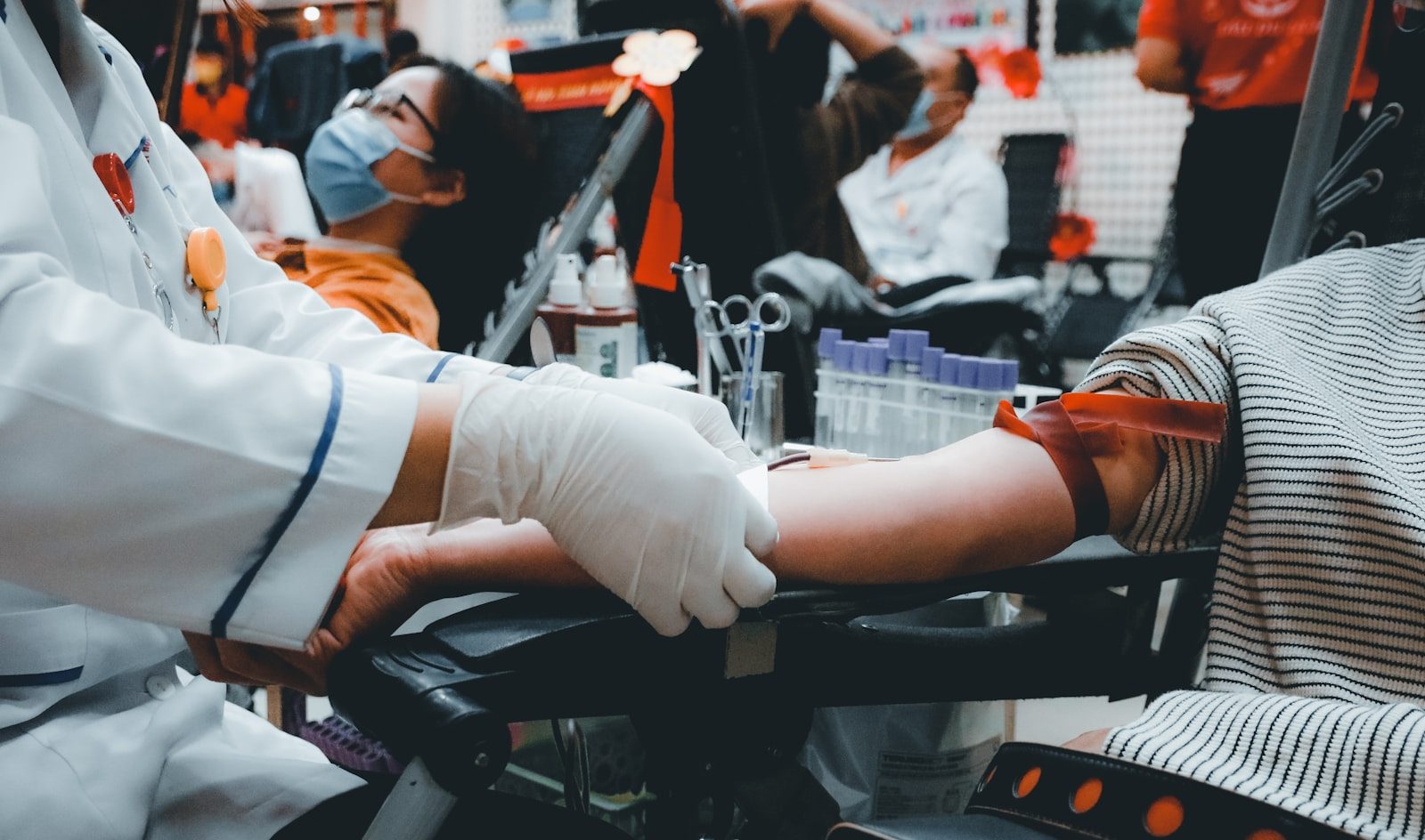 Profesional de salud preparando una donación de sangre